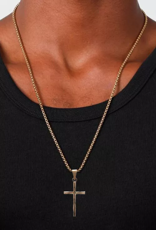 Cruz oro 18 ktes maciza mod. leña 038_LO-024-23AM03 cruz de oro 18 ktes modelo macizo con grabado tipo leña foto modelo masculino