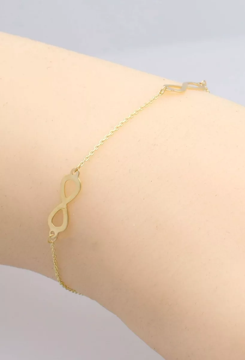 Pulsera oro 18 ktes cadena forzada con entrepiezas de infinito 243_139-02856 pulsera oro amarillo 18 ktes entrepiezas de amor infinito vista en muñeca de maniqui