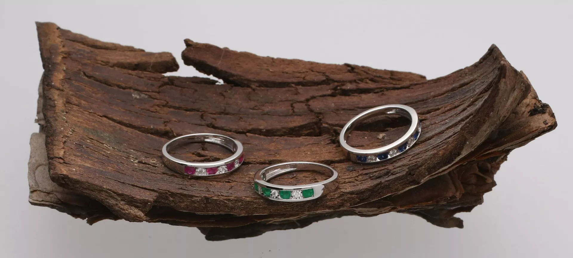 Anillo de oro blanco con diamantes y zafiros “BlanquiAzul” anillo media alianza de oro blanco 18 ktes con zafiros y diamantes fotografia redes sociales