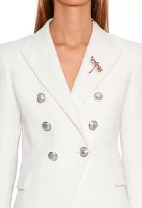 Broche de plata para solapa libelula 252_BP2639-ROJ-RS Broche de plata para solapa libelula foto en solapa de modelo fisico