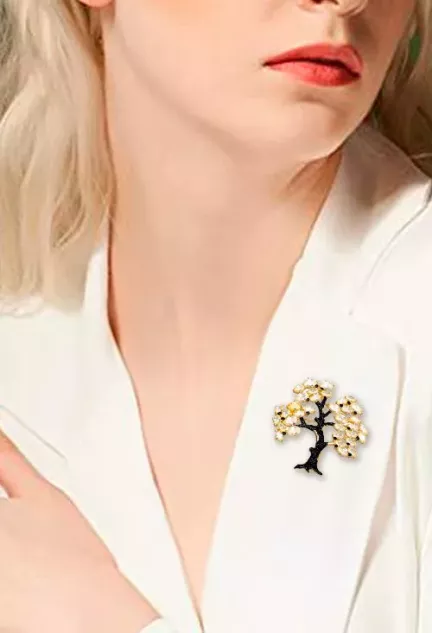 broche de plata chapada en oro con cuarzos amarillos y circones negros foto sobre modelo fisico