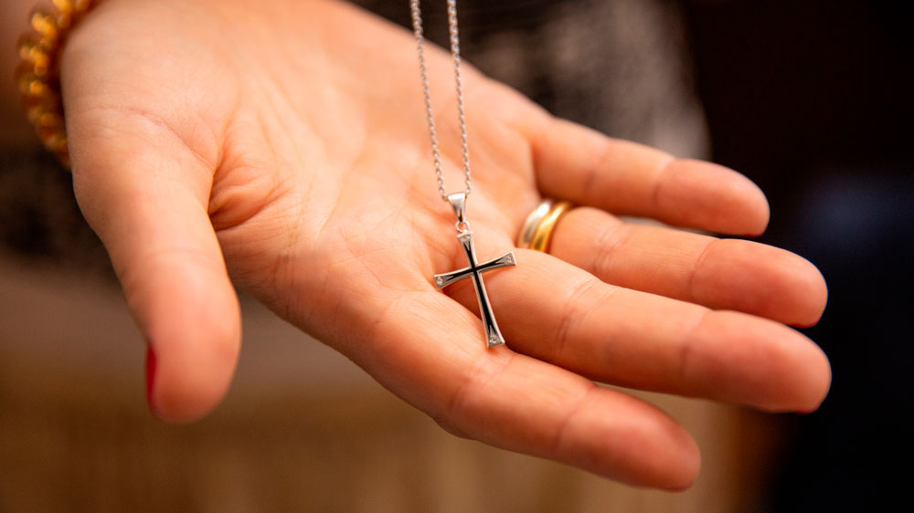 cadena con cruz para hombres