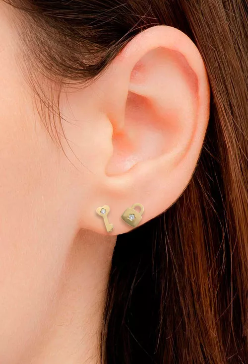 Pendientes en oro 18k llave y candado con circonitas 002_56471-P puesto