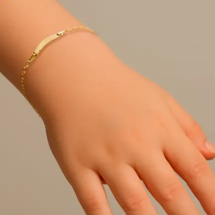 pulsera-de-oro-para-bebe-002_7434-PU toma modelo mano