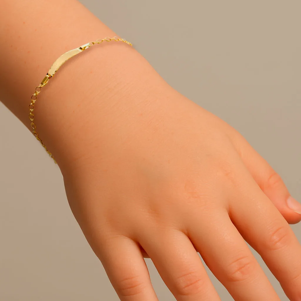Pulsera de oro para bebé tipo esclava 002_7434-PU pulsera-de-oro-para-bebe-002_7434-PU toma modelo mano
