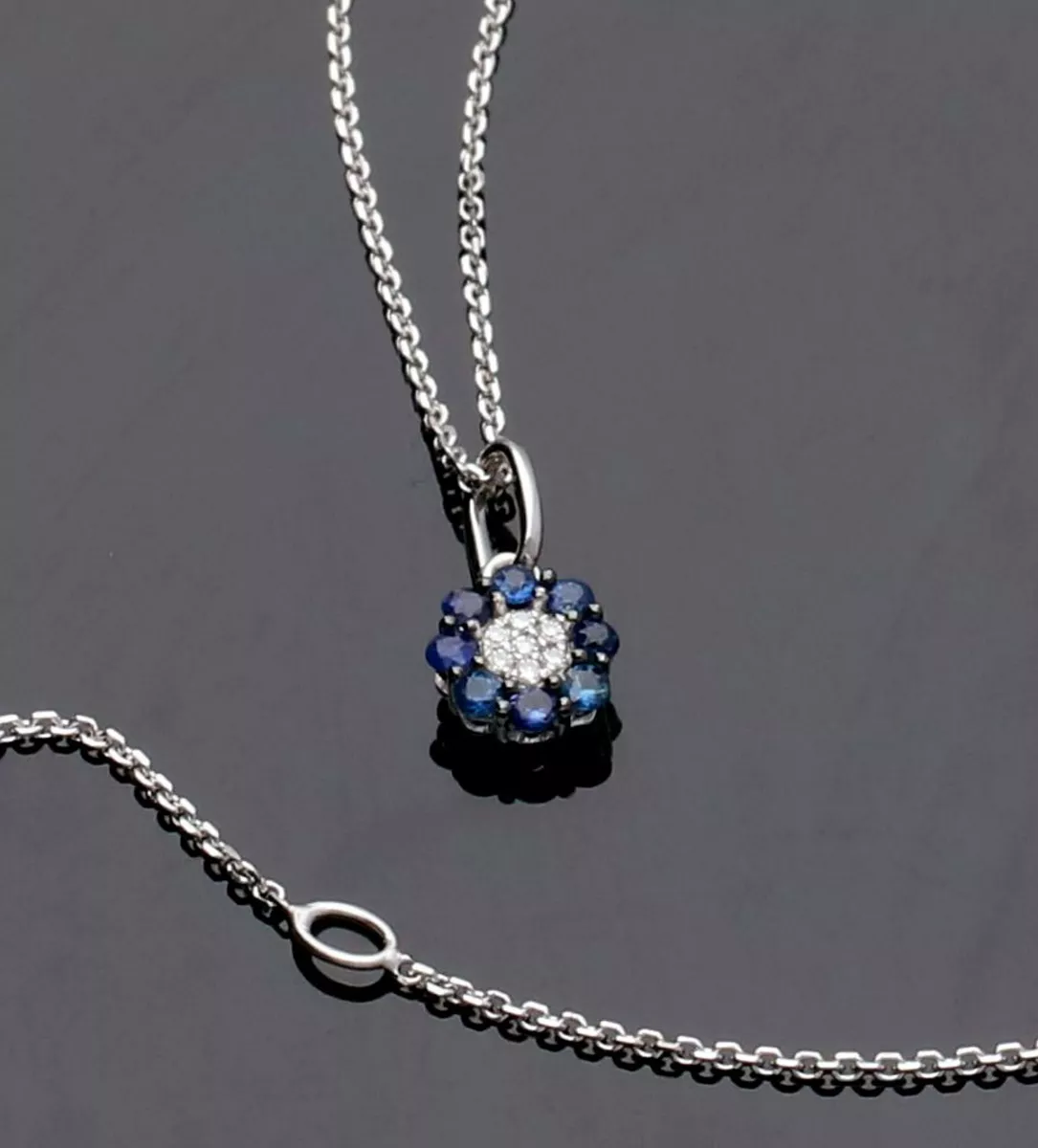 Gargantilla oro blanco motivo roseta zafiros y brillantes 243_365-01235 gargantilla oro blanco 18 kilates motivo roseta de brillantes y zafiros vista sin retoques