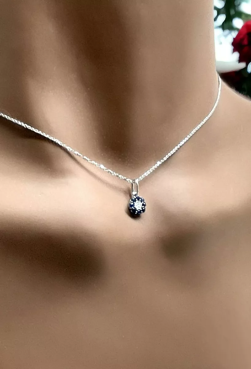 Gargantilla oro blanco motivo roseta zafiros y brillantes 243_365-01235 gargantilla oro blanco 18 kilates motivo roseta de brillantes y zafiros vista modelo femenino