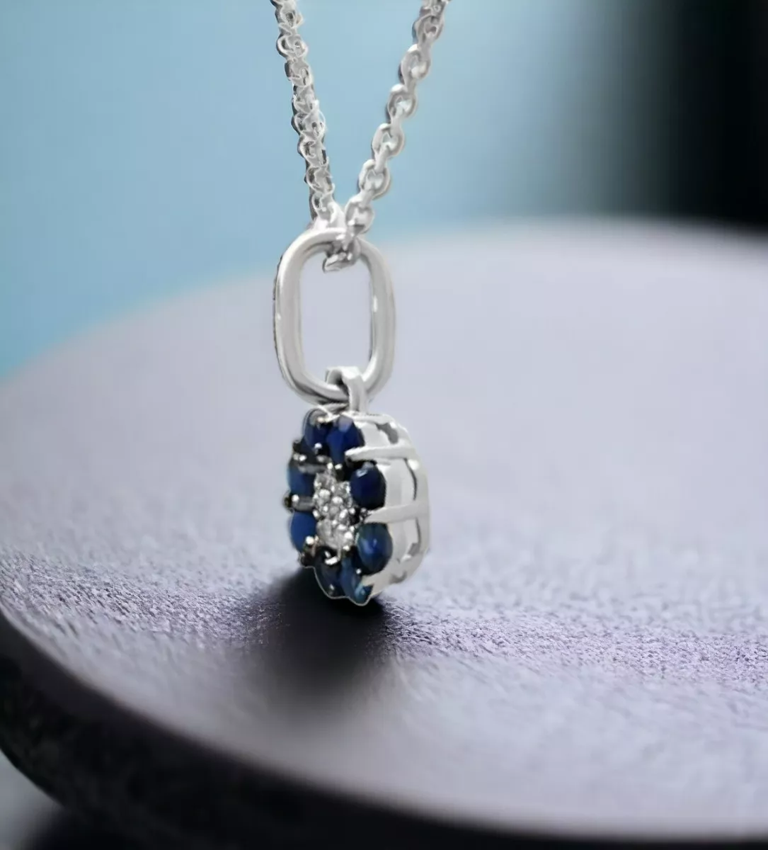 Gargantilla oro blanco motivo roseta zafiros y brillantes 243_365-01235 gargantilla oro blanco 18 kilates motivo roseta de brillantes y zafiros vista redes sociales