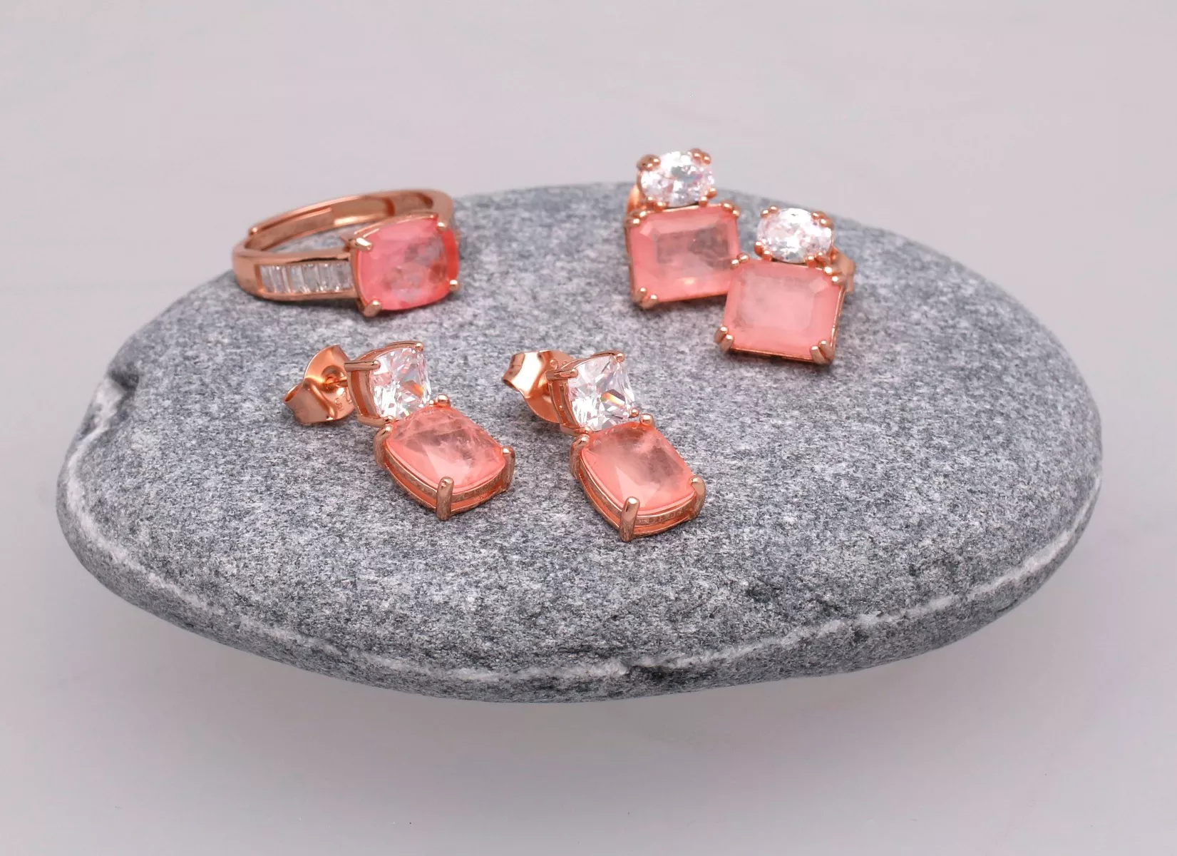 Pendientes de plata chapada con circonita y cuarzo rosa "Susurro del Alba" Pendientes plata chapada con circonita y cuarzo rosa 252_BE54688-ROJ-RS conjunto