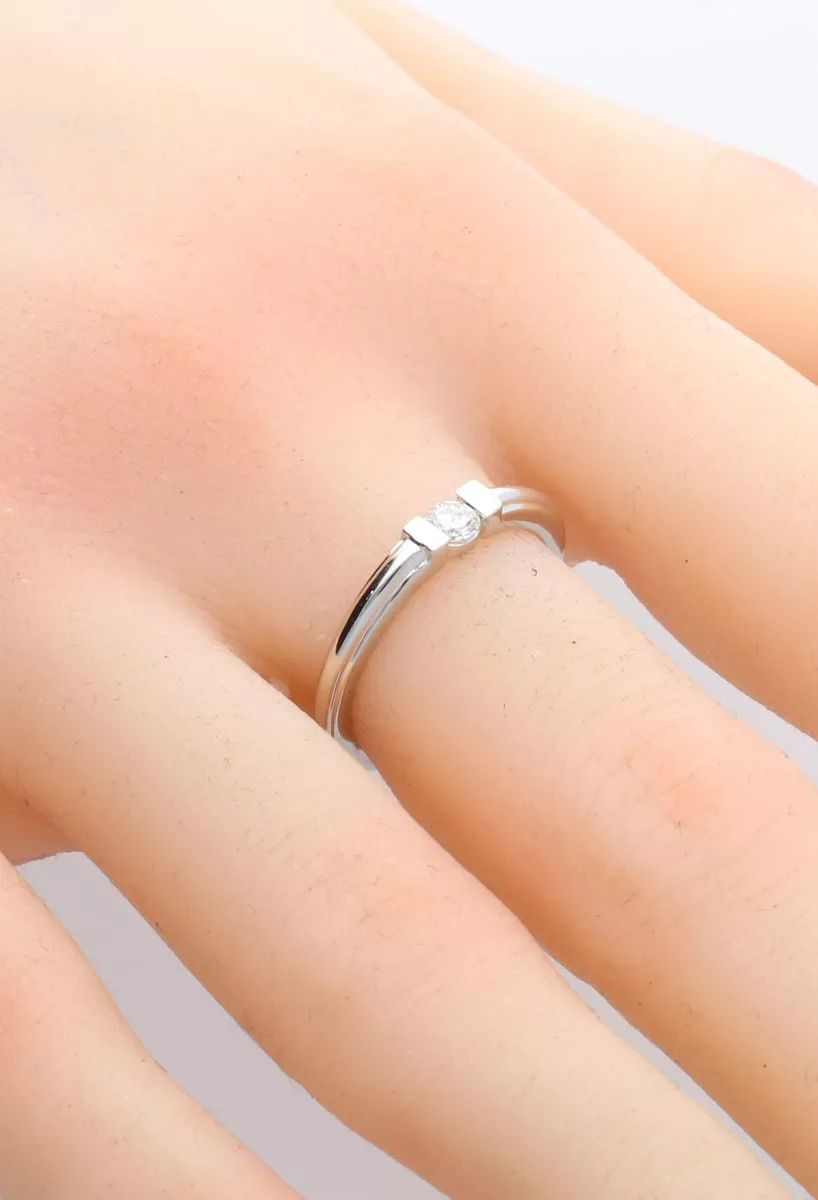 anillo de compromiso oro blanco 18 ktes con diamante talla brillante engastado a presión, fotografía maniqui