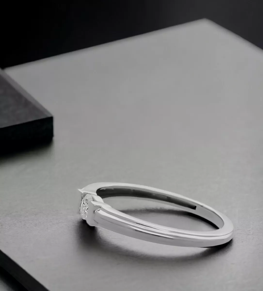 anillo de compromiso oro blanco 18 ktes con diamante talla brillante engastado a presión, fotografía RRSS