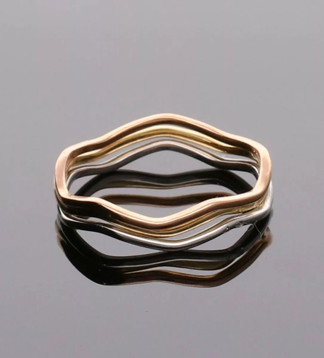 anillo oro tricolor 3 aros sueltos rosa blanco y amarillo foto sortija sobre base negra