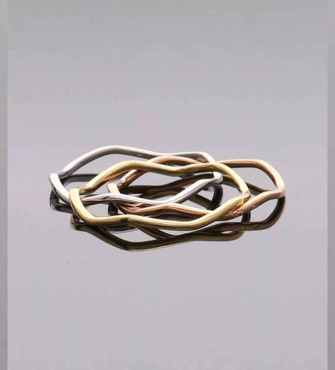 anillo oro tricolor 3 aros sueltos rosa blanco y amarillo foto sortija desmontada sobre base negra