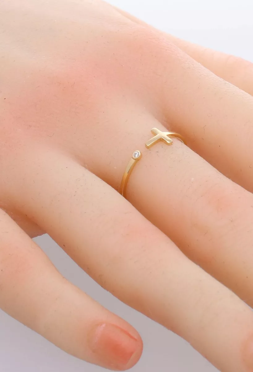 Anillo oro 18k abierto con cruz y una circonita 243_401-01227 puesto