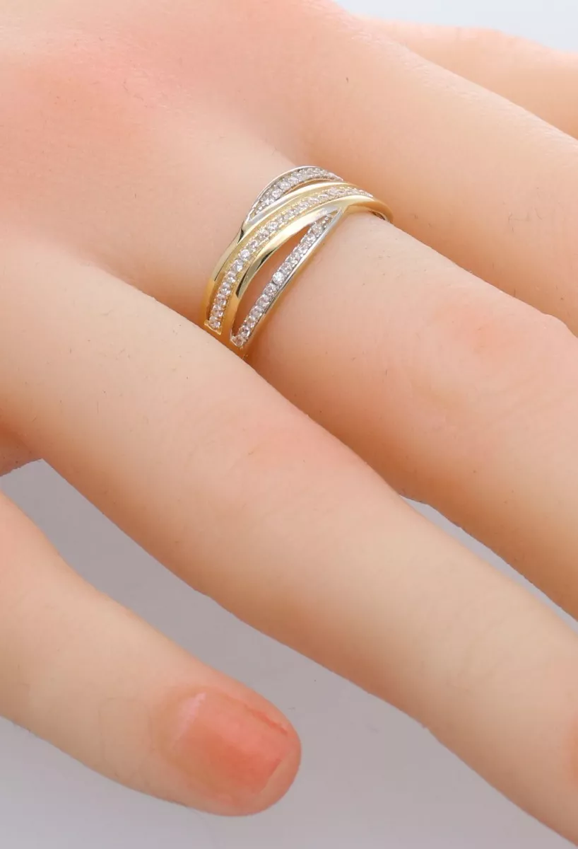 Anillo oro 18k bicolor con aro triple en parte superior con circonitas 243_475-00509 puesto