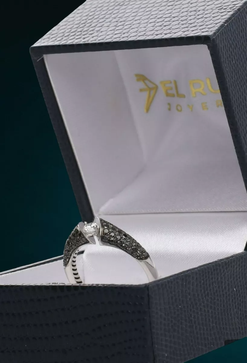 Anillo de oro blanco con diamantes negros 243_483-00260 anillo deoro blanco y diamante color H y pureza SI vista estuchada