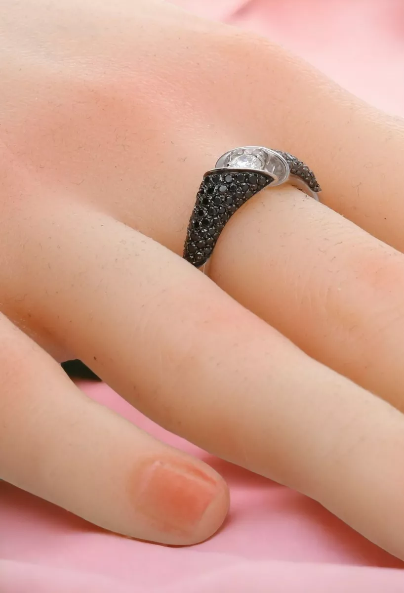 Anillo de oro blanco con diamantes negros 243_483-00260 anillo deoro blanco y diamante color H y pureza SI vista modelo