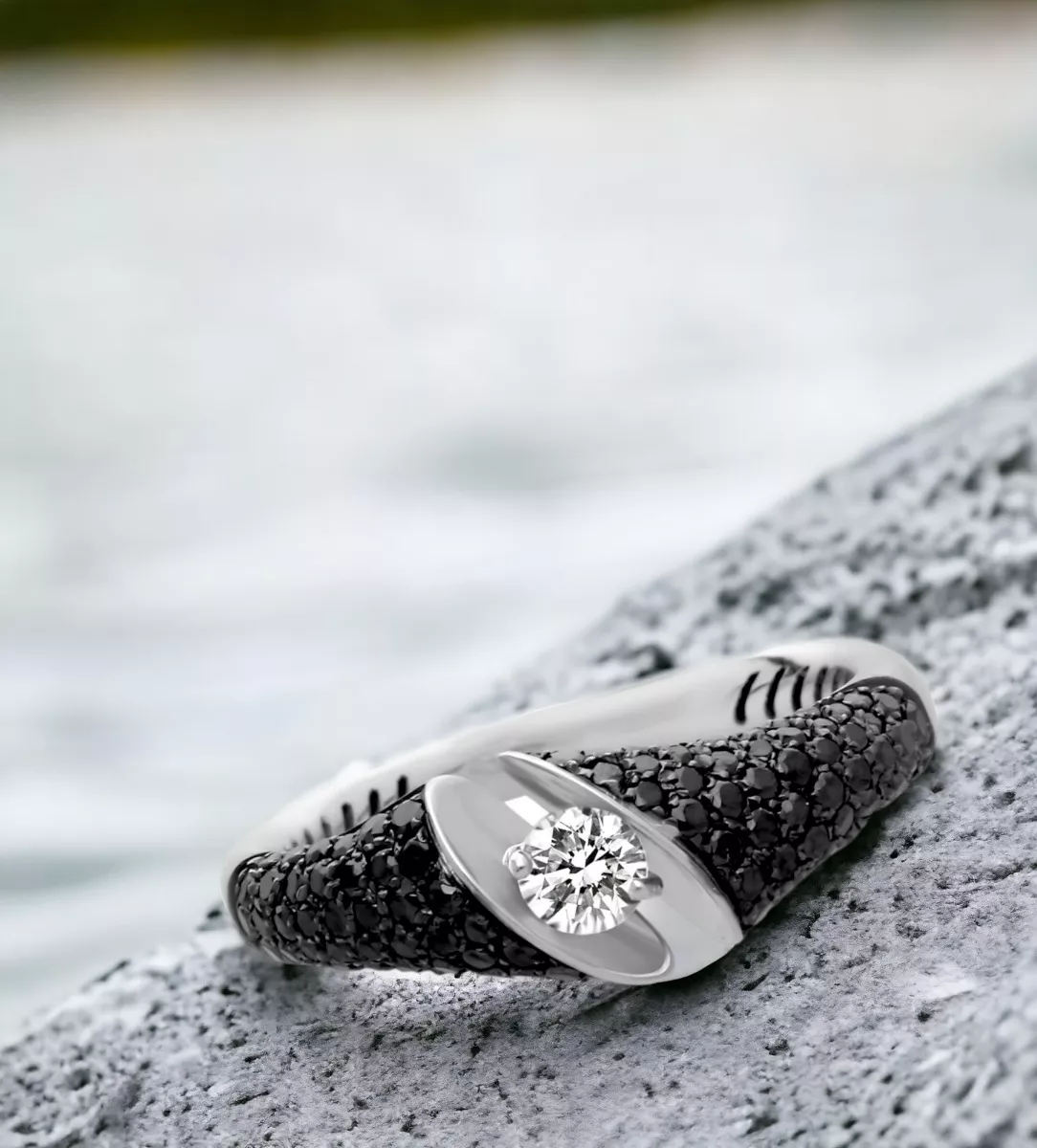 Anillo de oro blanco con diamantes negros 243_483-00260 anillo deoro blanco y diamante color H y pureza SI redes sociales