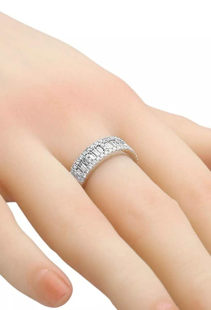 Anillo de compromiso oro blanco con diamantes talla baguette y talla brillante 243_302-00760 anillo de compromiso o regalo de aniversario, diseño lujoso e impresionante foto modelo maniqui
