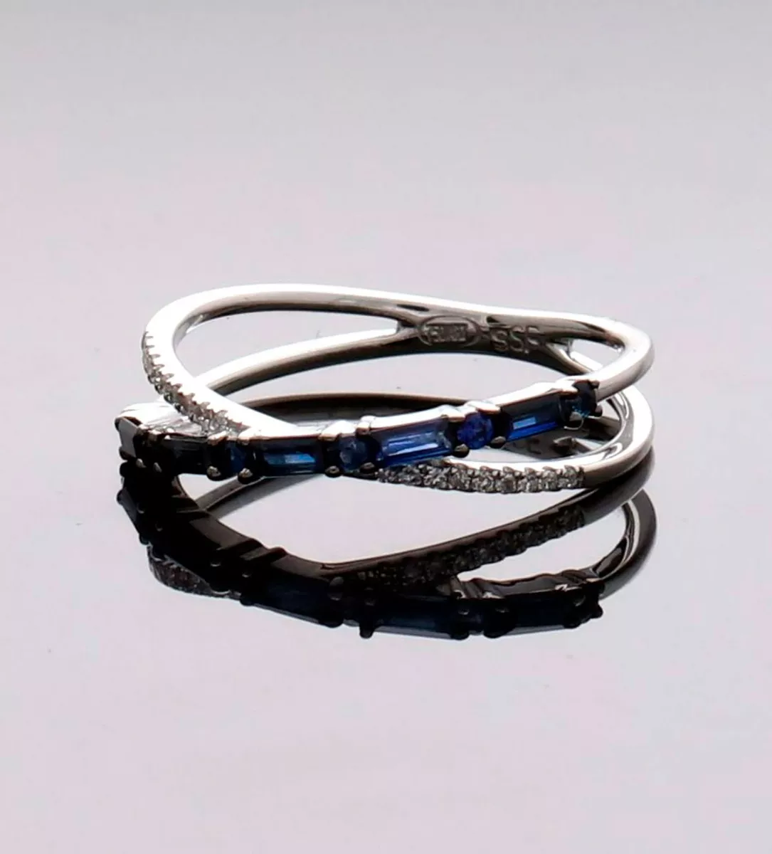 Anillo de oro blanco 18k con zafiros y diamantes 243_392-00903 anillo de oro blanco 18 kilates con zafiros y diamantes talla brillante fotografia sin retoques