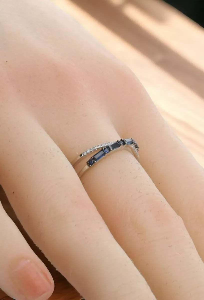 Anillo de oro blanco 18k con zafiros y diamantes 243_392-00903 anillo de oro blanco 18 kilates con zafiros y diamantes talla brillante fotografia modelo maniqui