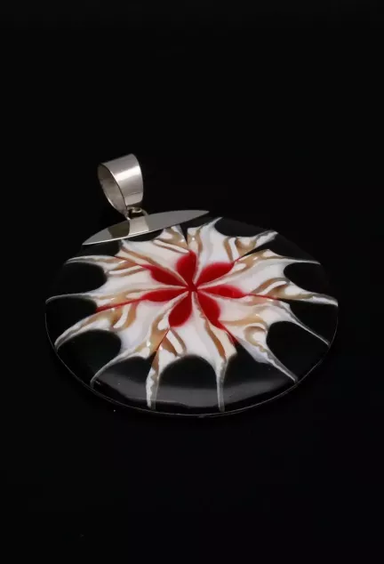 Colgante plata y resina tipo dije concha negra roja y blanca 297_826982 fondo negro