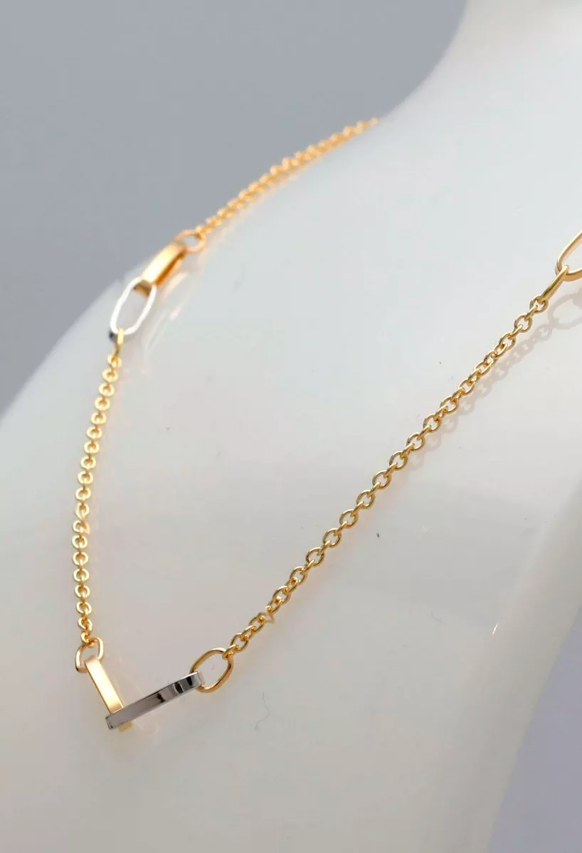 Gargantilla de oro bicolor 18K. cadena forzada con entrepiezas de asas enlazadas gargantilla oro bicolor 18 ktes cadena eslabones forzados y entrepiezas asas enlazadas vista en peto