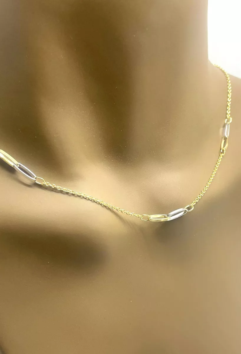 Gargantilla de oro bicolor 18K. cadena forzada con entrepiezas de asas enlazadas gargantilla oro bicolor 18 ktes cadena eslabones forzados y entrepiezas asas enlazadas vista modelomaniqui