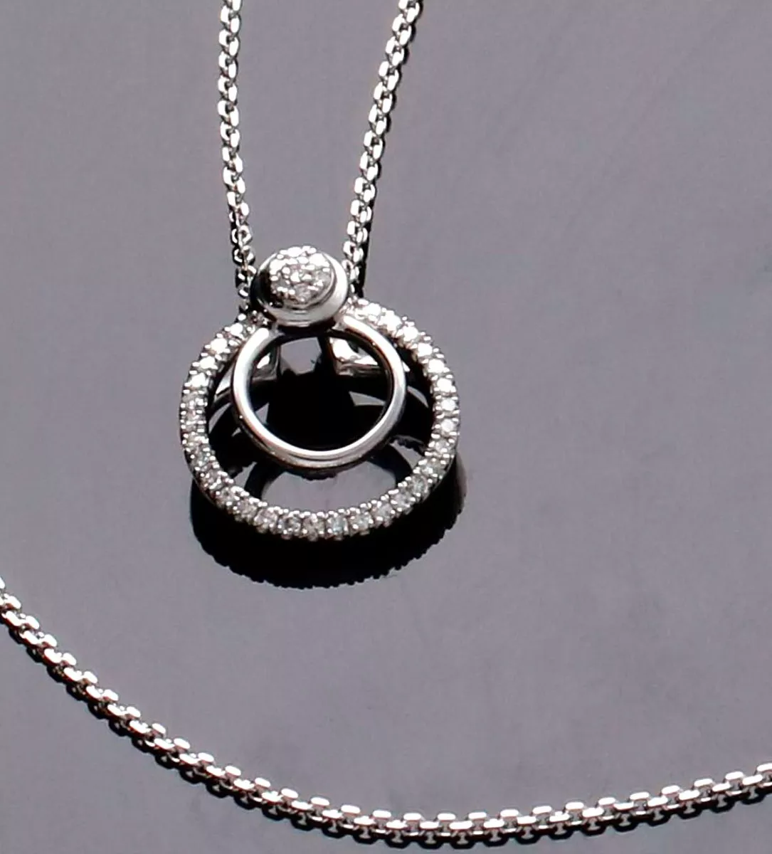 Gargantilla oro blanco motivo círculos 243_365-00763 gargantilla de oro blanco y diamantes motivo circulos toma fondo negro para web el rubi joyeros