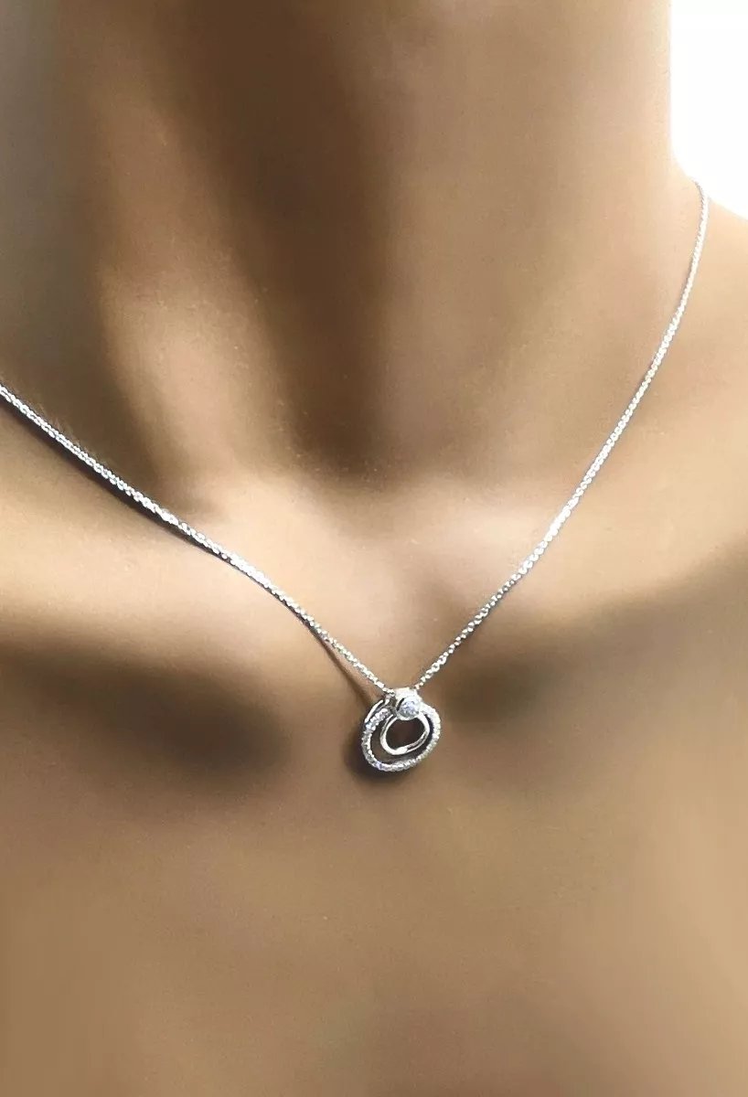 Gargantilla oro blanco motivo círculos 243_365-00763 gargantilla de oro blanco y diamantes motivo circulos toma modelo maniqui para web el rubi joyeros