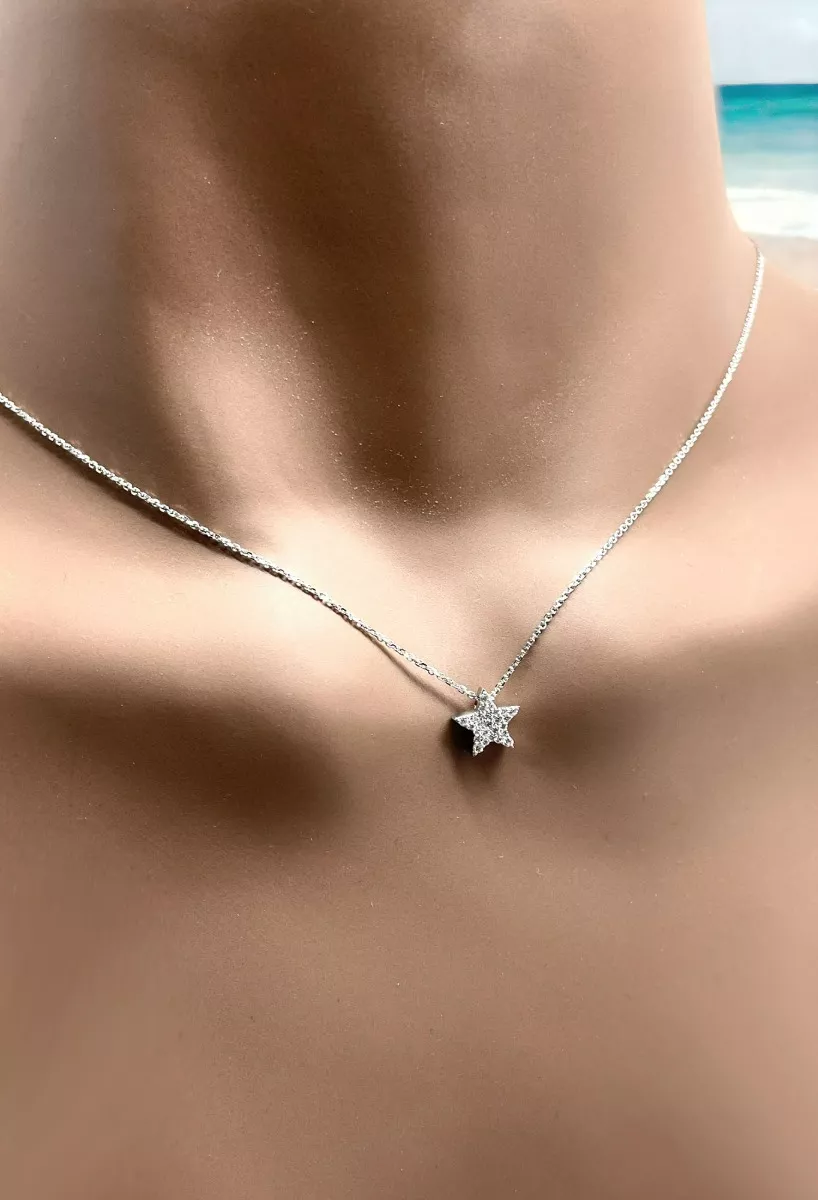gargantilla de oro blanco motivo estrella con brillantes foto modelo maniqui