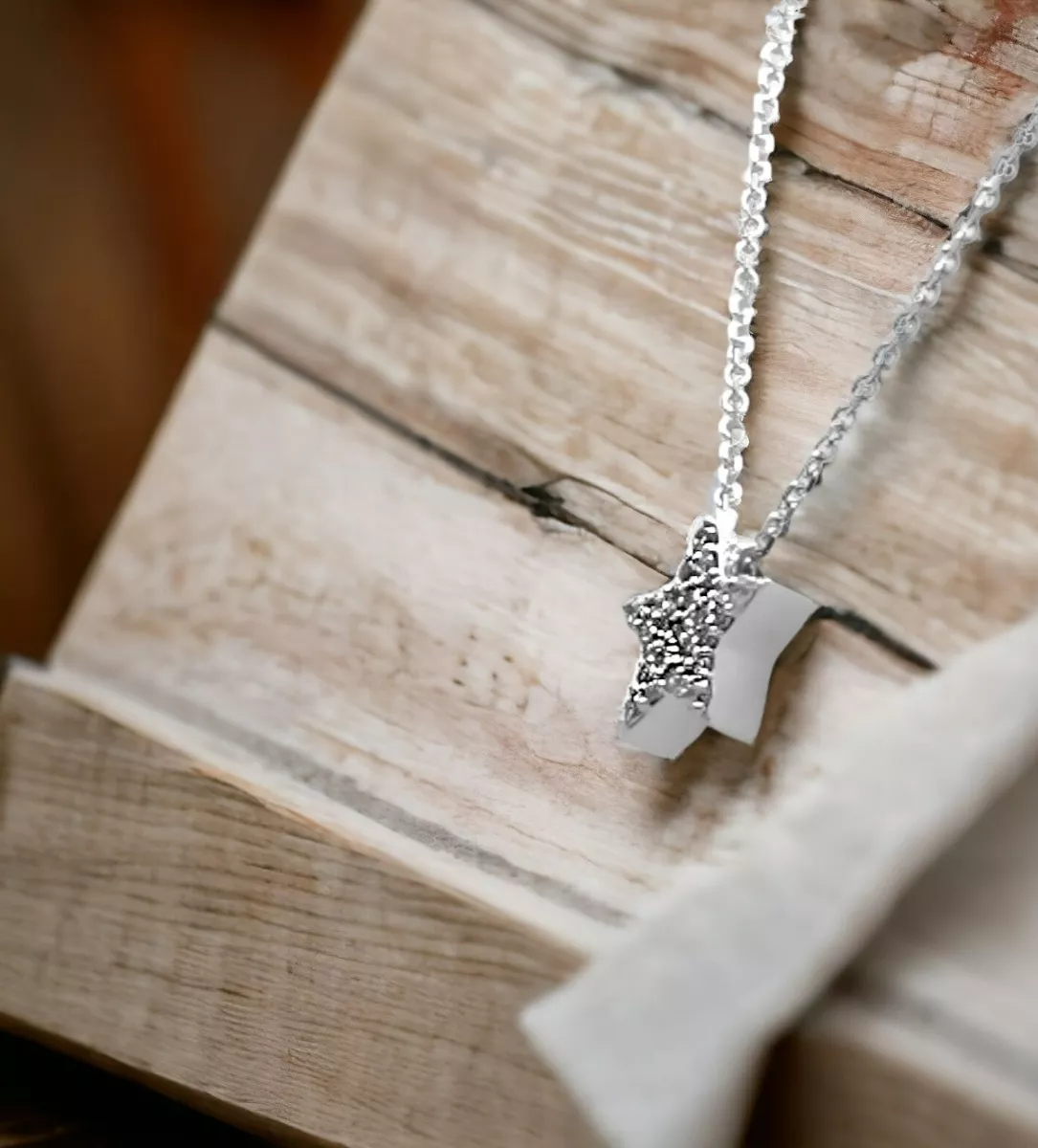 gargantilla de oro blanco motivo estrella con brillantes foto redes sociales