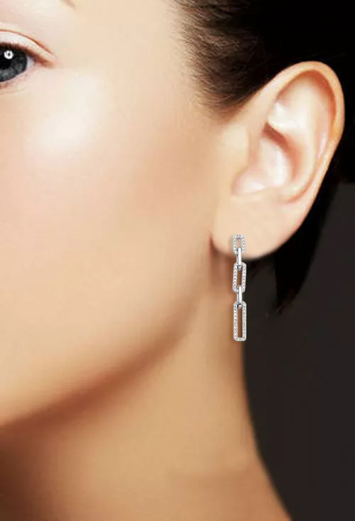 Pendientes oro blanco 18k con brillantes 243_470-00628 pendientes oro blanco 18k con brillantes fotografia modelo femenino