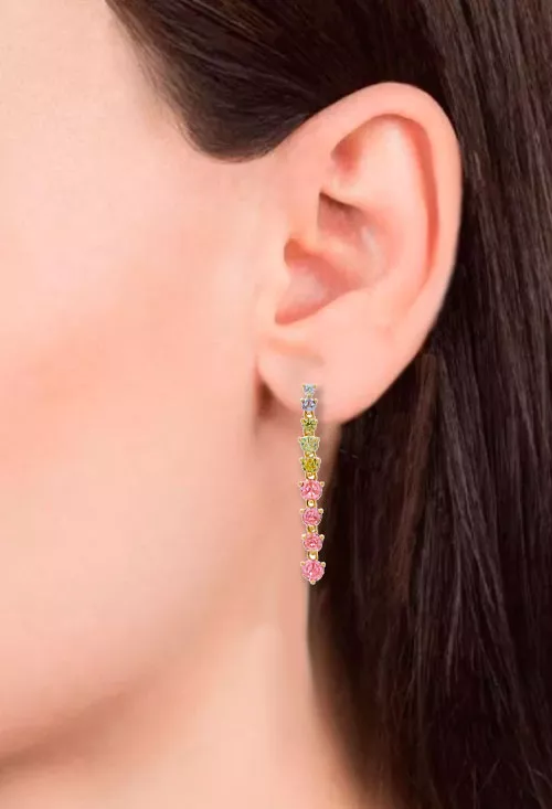 Pendientes de plata largos chapados en oro con piedras colores 240_PPR-E508HC puestos