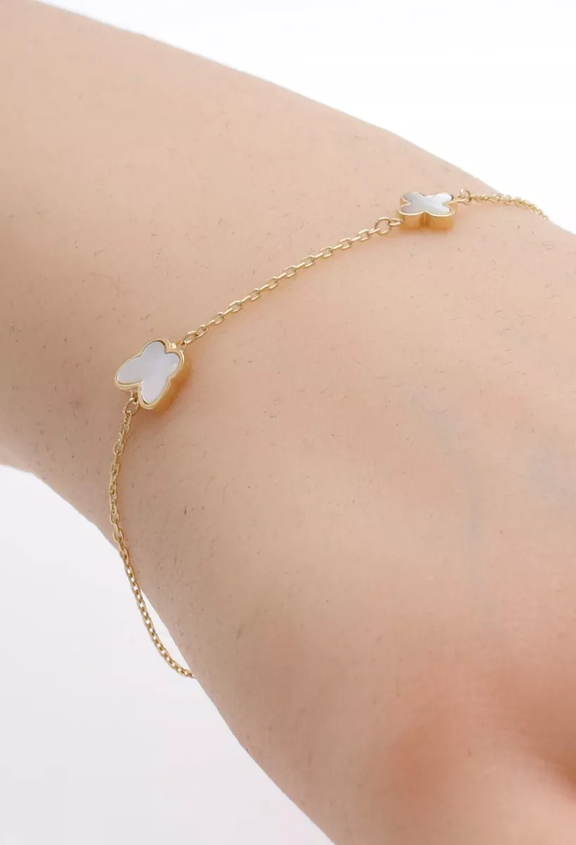 Pulsera de oro amarillo 18 ktes y nacar, entrepiezas mariposas y cruces foto em muñeca de maniqui