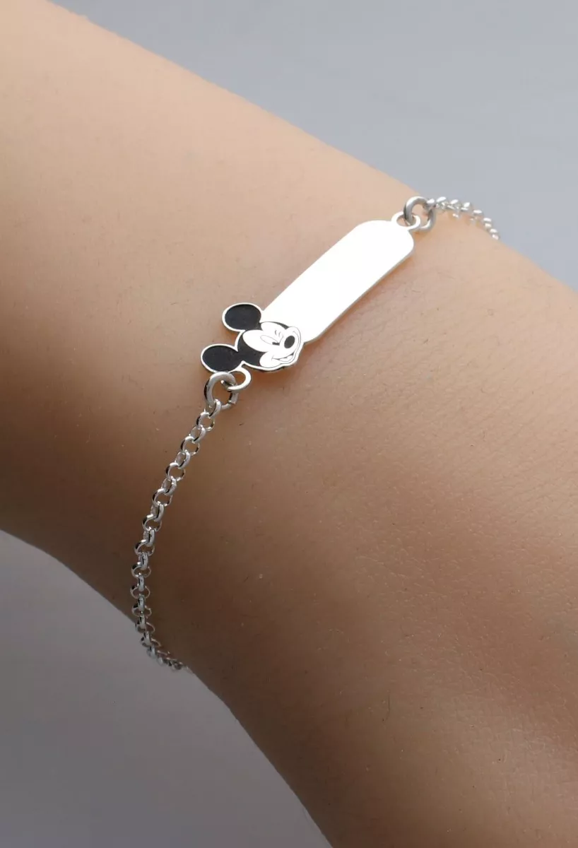 Pulsera de plata con chapa para niña Mickey 240_ESC-DL9 puesta
