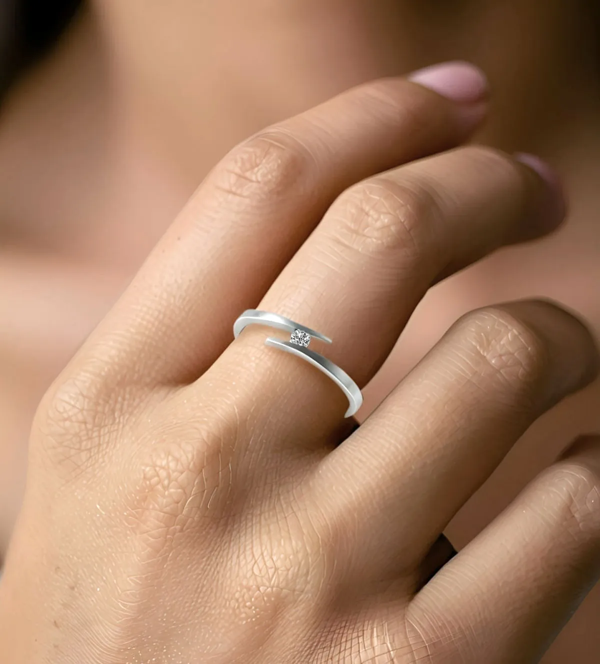 Anillo de compromiso oro blanco 002_BR-1283-S-B anillo de oro blanco 18k cruzado tipo tuyo foto modelo IA