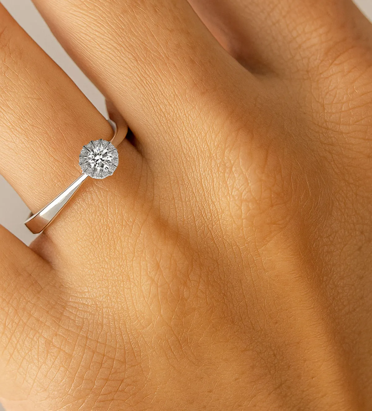 Anillo de compromiso oro blanco 14 Deseos anillo de oro blanco y brillantes orlas de 13 brillantes foto modelo mano