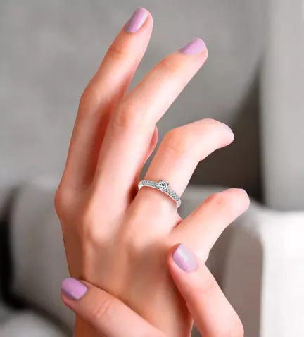 anillo de compromiso oro blanco con diamantes talla brillante imagen mano femenina