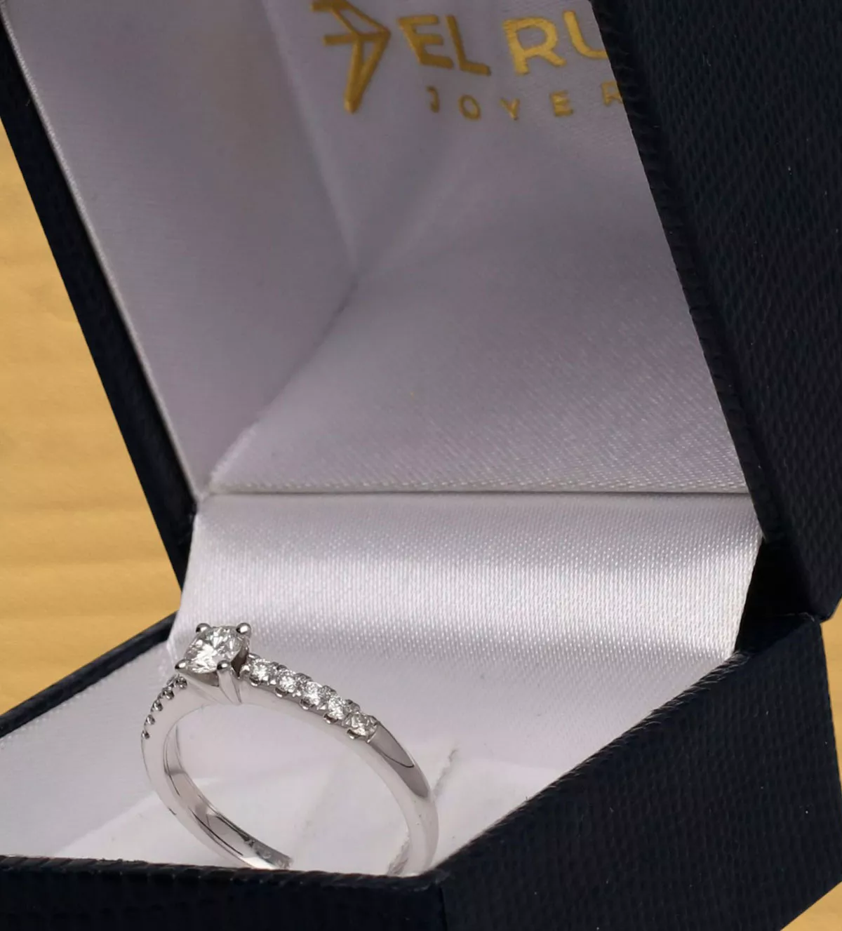 Anillo de compromiso oro blanco Sinfonía de Luz Anillo de compromiso oro blanco Sinfonía de Luz - Imagen 7