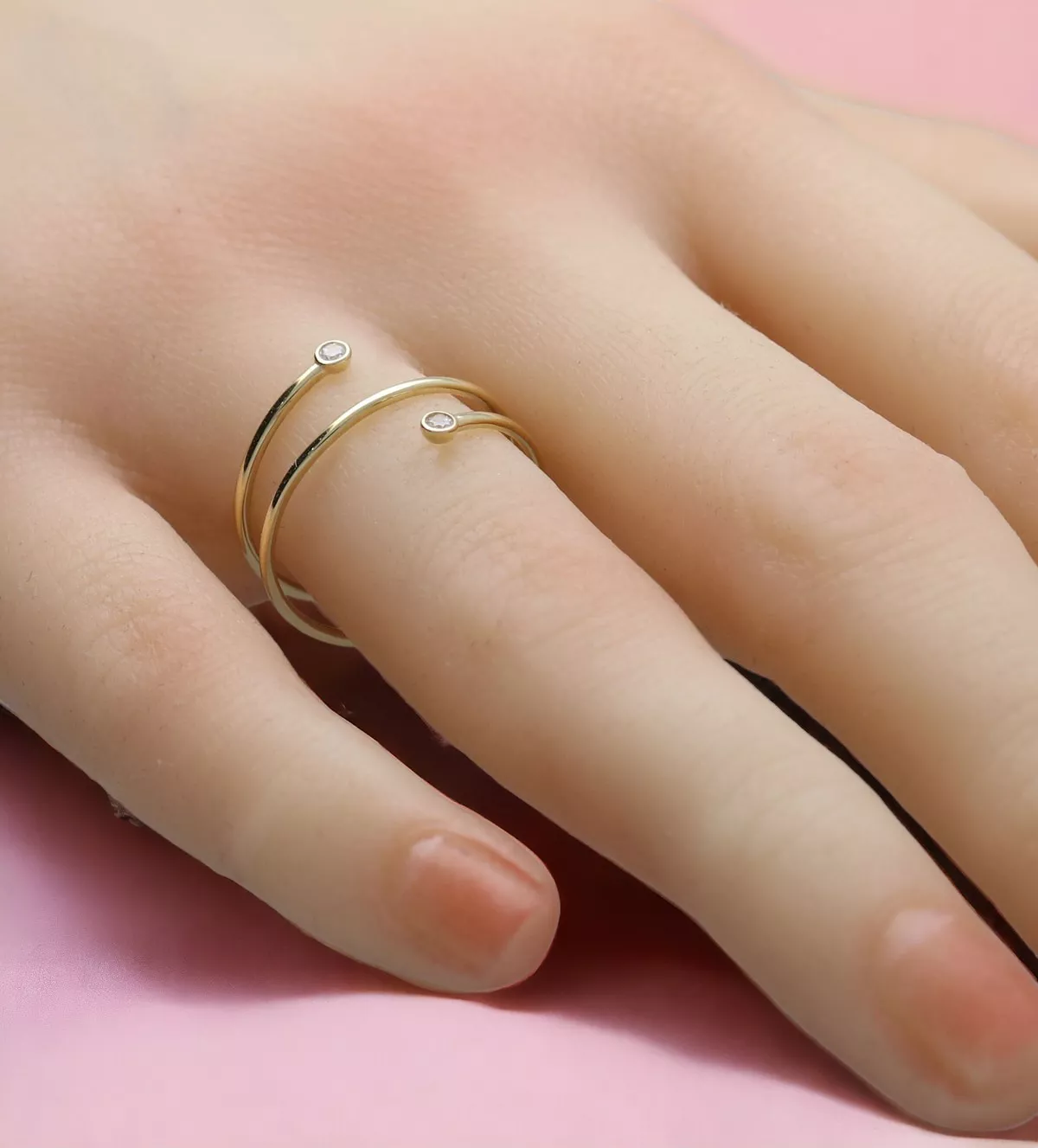 Anillo de oro amarillo 18k Hechizo de Espiral anillo de oro amarillo 18 ktes con circonitas forma de espiral toma modelo mano