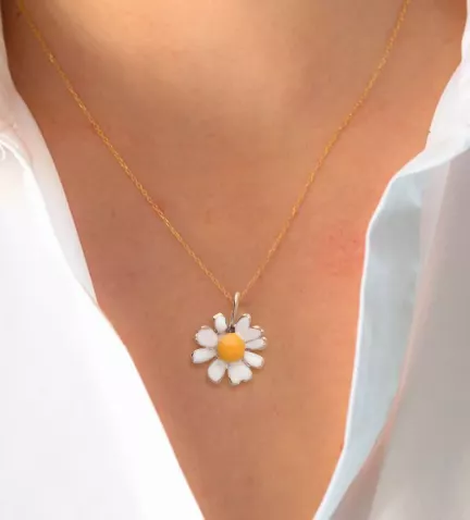 flor natural metalizada de manzanilla foto con modelo femenino