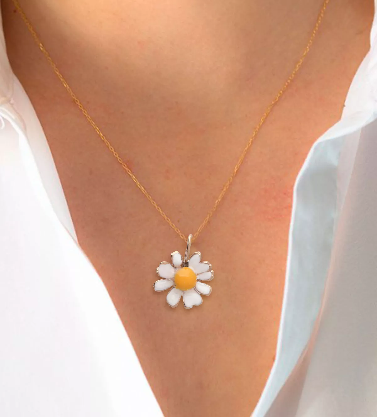 Colgante flor natural metalizada Manzanilla baño de oro flor natural metalizada de manzanilla foto con modelo femenino