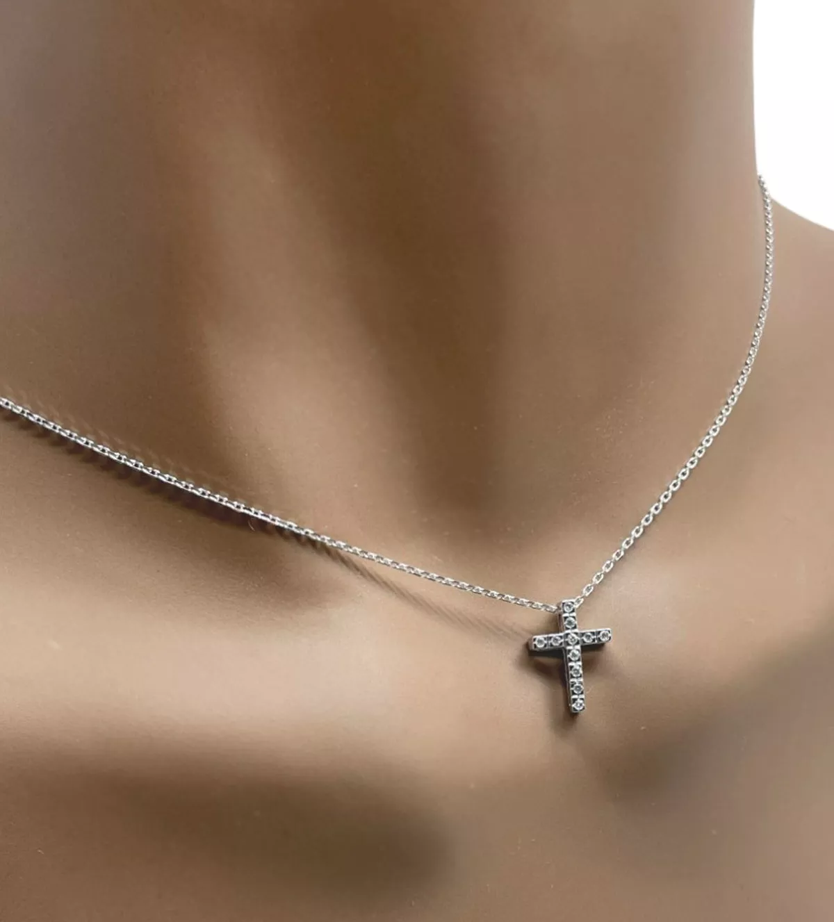 Gargantilla de oro blanco con diamantes "Pure Serenity" gargantilla de oro blanco con diamantes motivo cruz foto modelo
