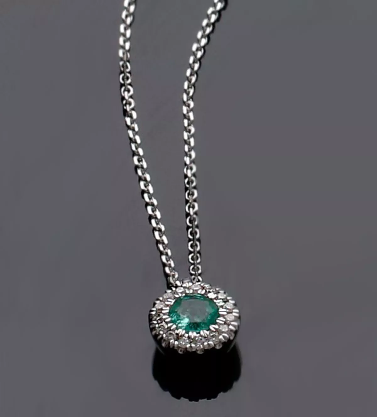 Gargantilla de oro blanco motivo roseta esmeralda y brillantes "Encanto Verde" gargantilla de oro blanco 18k con esmeralda y diamantes foto maniqui foto sin retoque