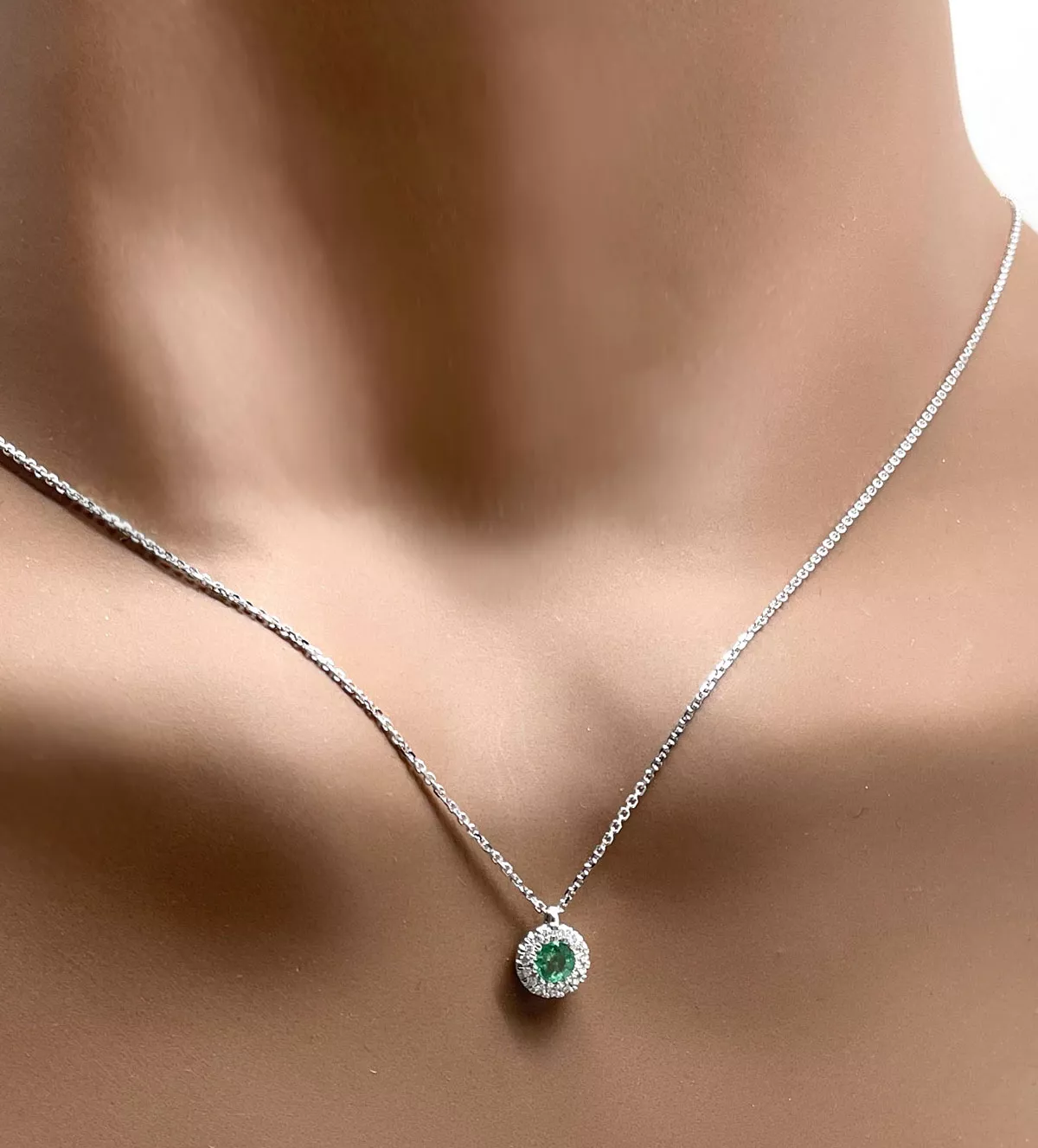 Gargantilla de oro blanco motivo roseta esmeralda y brillantes "Encanto Verde" gargantilla de oro blanco 18k con esmeralda y diamantes foto maniqui