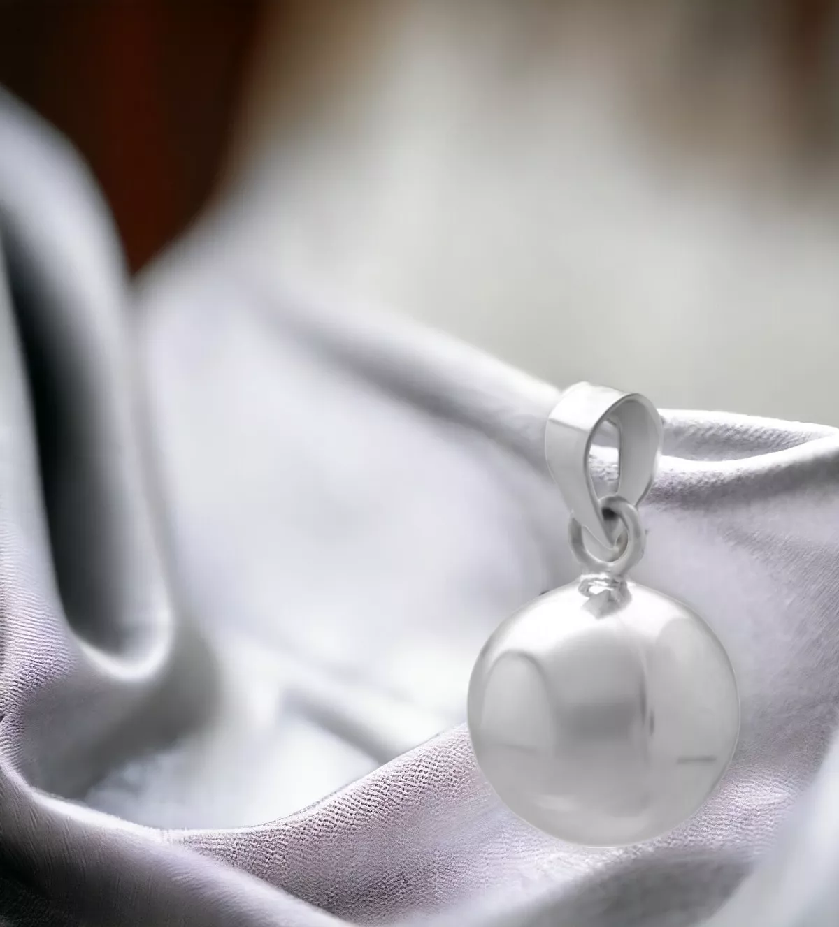 Colgante de plata llamador de ángeles 315-43461 colgante de plata llamador de angeles sobre paño