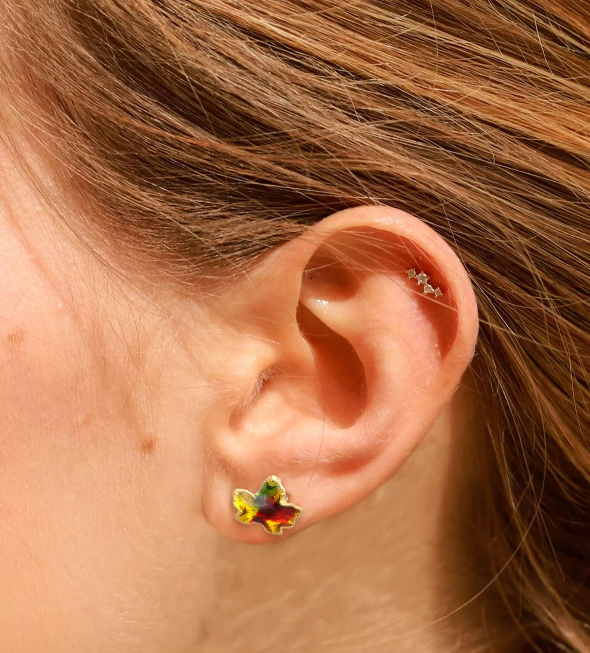 Pendientes hojas naturales metalizadas arce bañados en oro y esmaltados 270_ARCE-A-EM-2-2-P pendientes hojas naturales metalizadas de arce acabado oro y esmalte foto con modelo