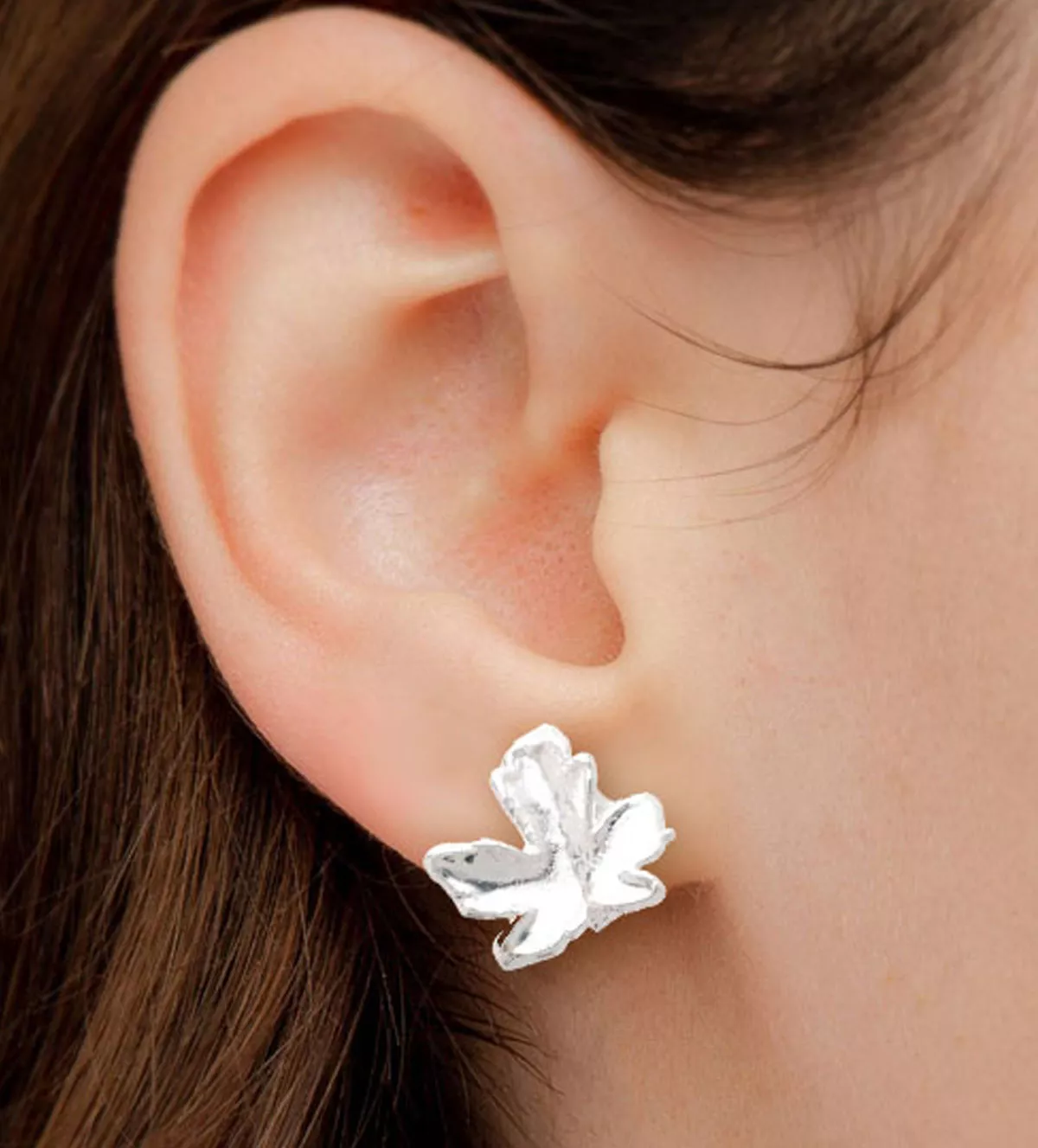 Pendientes hojas naturales metalizadas arce bañados en plata pendientes hojas naturales metalizadas bañados en plata hojas de arce foto con modelo