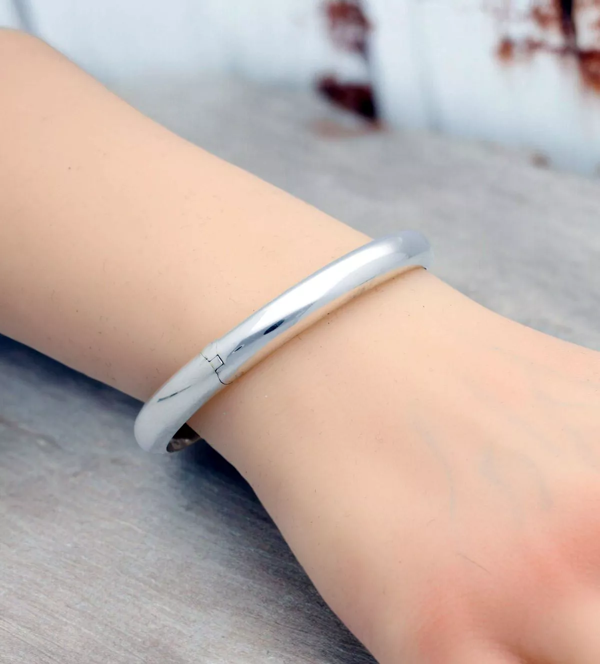 Pulsera de plata media caña rígida 031_163-CA-P02-08 pulsera de plata foto modelo